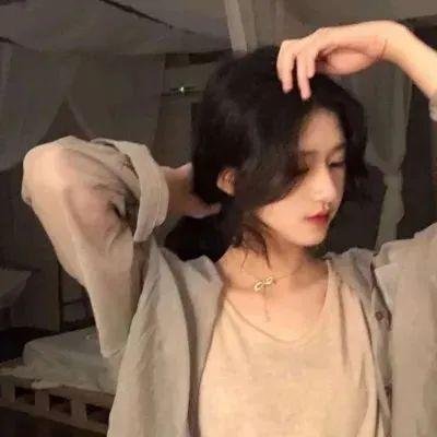 坐在酒吧里吃蛋糕